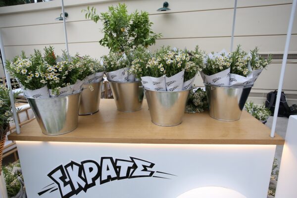 Λαμπερά γενέθλια σε floral σκηνικό για το TLIFE – Δείτε το δώρο έκπληξη που πρόσφερε το ΣΚΡΑΤΣ στους καλεσμένους