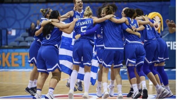 Μια διπλή έκπληξη στην πόρτα των αθλητριών της Εθνικής Ομάδας Μπάσκετ Γυναικών – Ο ΟΠΑΠ τους εύχεται καλή επιτυχία με δώρα και λουλούδια πριν από τη μεγάλη ευρωπαϊκή πρόκληση
