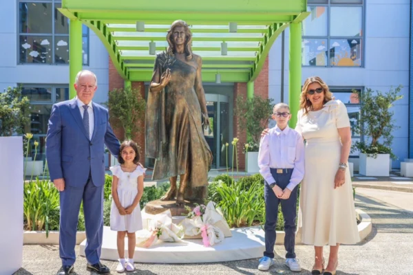 Τελέστηκαν τα αποκαλυπτήρια του αγάλματος της Μαριάννας Βαρδινογιάννη στο προαύλιο του Ογκολογικού Νοσοκομείου Παίδων