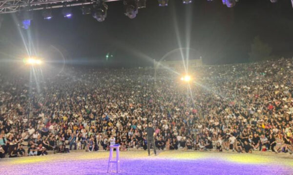 Αλέξανδρος Τσουβέλας: 5.000 θεατές στο Θέατρο Γης – Θρίαμβος για τον «Εξωγήινο» στη Θεσσαλονίκη