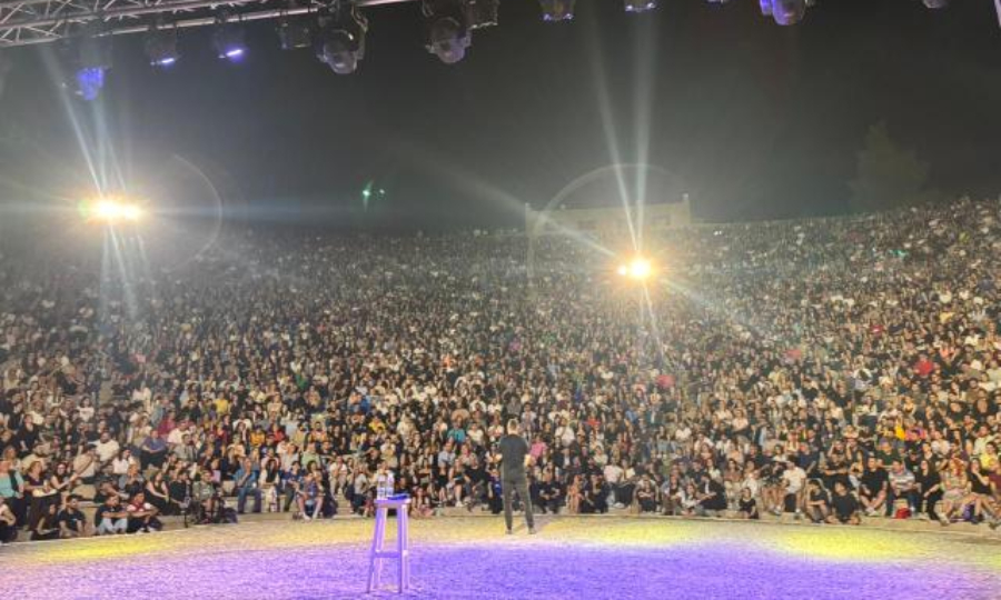 Αλέξανδρος Τσουβέλας: 5.000 θεατές στο Θέατρο Γης – Θρίαμβος για τον «Εξωγήινο» στη Θεσσαλονίκη