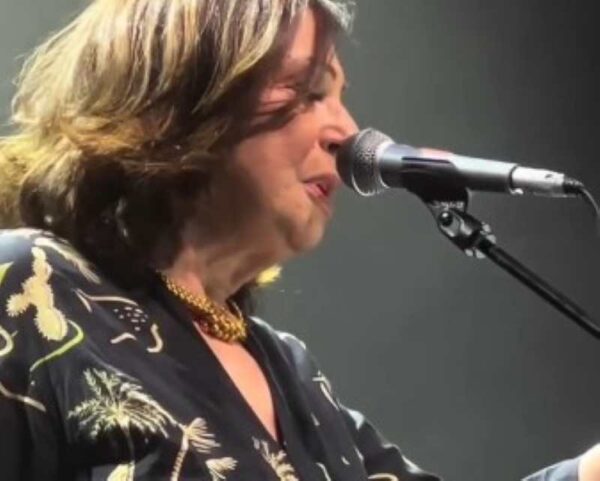 Η Χάρις Αλεξίου απήγγειλε ποίημα για την Παλαιστίνη σε συναυλία – «Μιας και δεν τραγουδάω…» – Βίντεο