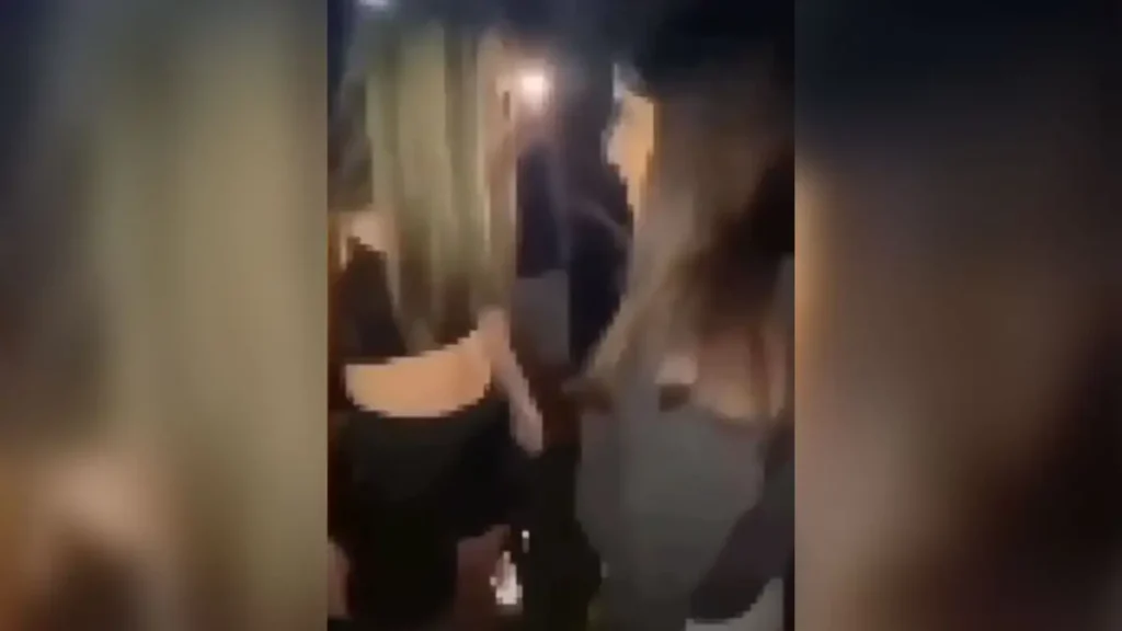«Στα γόνατα…» – Σοκαριστικό βίντεο με ανήλικη να χτυπά συνομήλικη της και να υποχρεώνει να γονατίσει