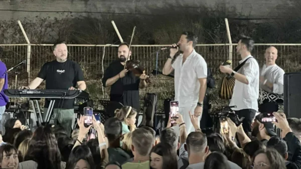 Κωνσταντίνος Αργυρός: Τραγούδησε για 15 λεπτά σε πανηγύρι στην Τήνο κι έγινε χαμός (βίντεο)