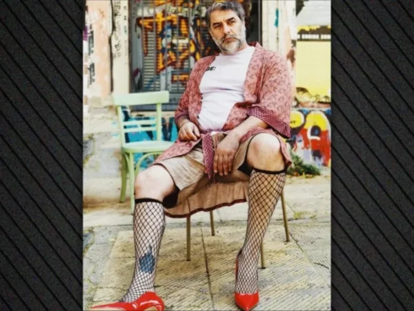 Βασίλης Μπισμπίκης: Σε μια ανατρεπτική φωτογράφιση με κόκκινες γόβες και δικτυωτές κάλτσες