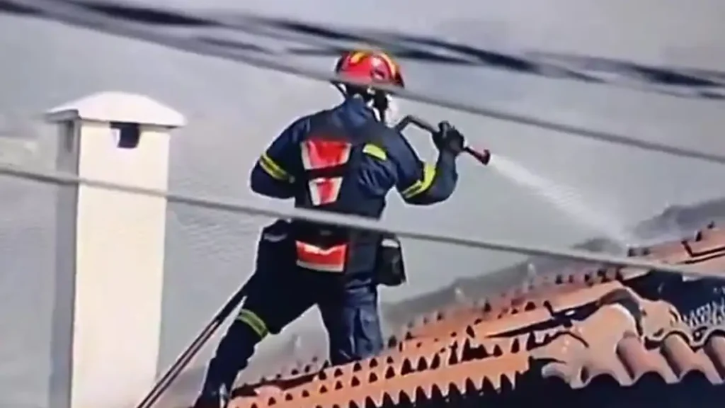 Φωτιά στην Παλαιά Φώκαια: Ηρωϊκη προσπάθεια πυροσβέστης πάνω σε στέγη για να σώσει σπίτι από τις φλόγες – Βίντεο