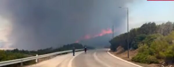 Φωτιά στην Παλαιά Φώκαια: Καίγονται σπίτια – Μήνυμα του 112 για εκκένωση σε Θυμάρι και Τουρκολίμανο (βίντεο)