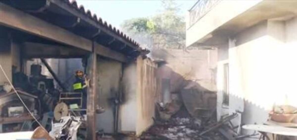 Παλαιά Φώκια: Σε ύφεση η φωτιά με διάσπαρτες εστίες – Κάηκαν σπίτια – Εκκενώθηκαν οικισμοί – 40 απεγκλωβισμοί (βίντεο)