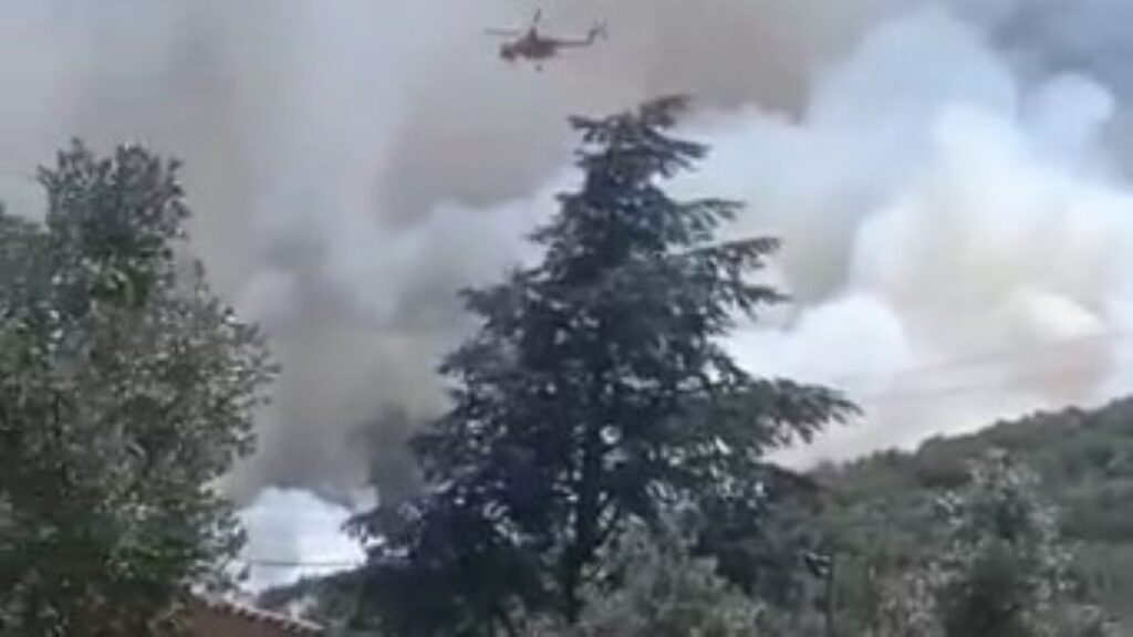 Φωτιά στο Γραμματικό: Ήχησε το 112 για εκκένωση από Άνω Σούλι και Μαραθώνα – Ενισχύονται τα εναέρια μέσα