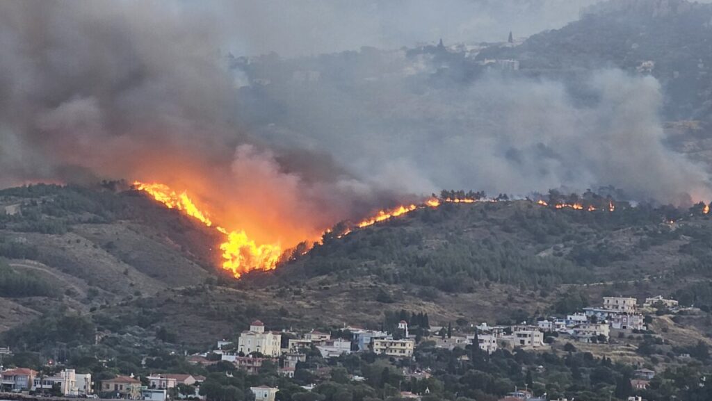 Χίος: Μάχη με τις φλόγες σε πολλαπλά μέτωπα – Κοντά σε σπίτια η φωτιά – Εκκενώσεις οικισμών – Οι καπνοί έχουν φτάσει μέχρι τη Σαντορίνη