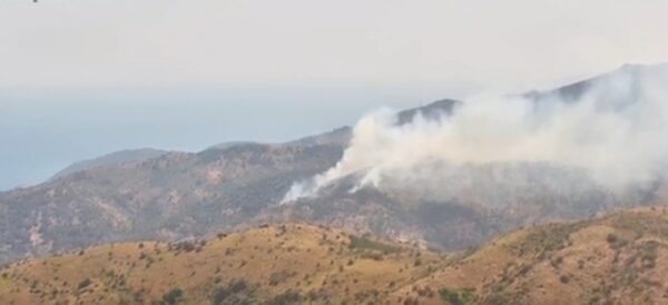 Πύρινη κόλαση στη Χίο: Μηνύματα του 112 για εκκένωση οικισμών – Καίγονται σπίτια , στις φλόγες η Μονή του Αγ. Μάρκου