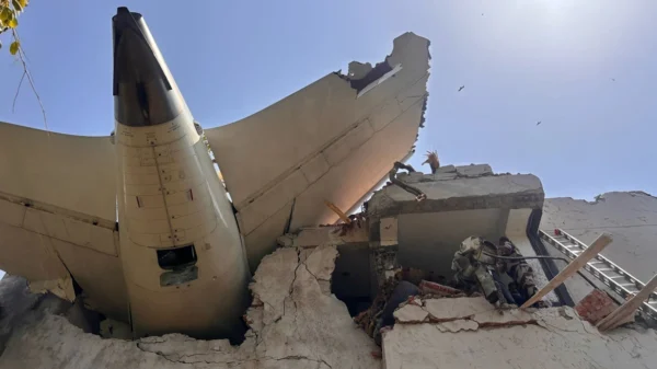 Ινδία: Ένας επιζών από την συντριβή του αεροπλάνου της Air India – 290 νεκροί, 41 τραυματίες – Τουλάχιστον 5 νεκροί στο έδαφος – Νέο βίντεο από την συντριβή