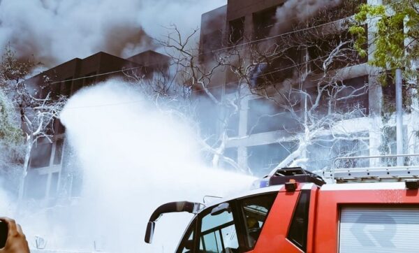 Tραγωδία στην Ινδία: Αεροπλάνο με 242 επιβάτες και προορισμό το Λονδίνο  συνετρίβη  λίγο μετά την απογείωση του (βίντεο)