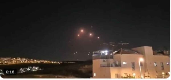 Το Ιράν εξαπολύει νέο κύμα πυραύλων κατά του Ισραήλ, καθώς η ισραηλινή αεροπορία χτυπά στόχους στην Τεχεράνη