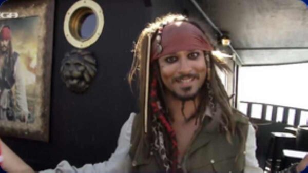 Θεσσαλονίκη: Ο Έλληνας… Jack Sparrow που έχει «μαγέψει» το κοινό μας συστήνεται! (βίντεο)