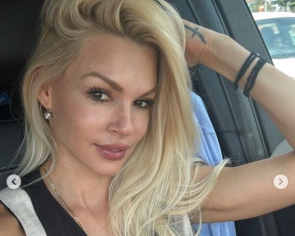 Βίκυ Κάβουρα: Έγινε κουμπάρα – Οι οικογενειακές φωτογραφίες με τον Γιώργο Τζαβέλλα & την κόρη τους