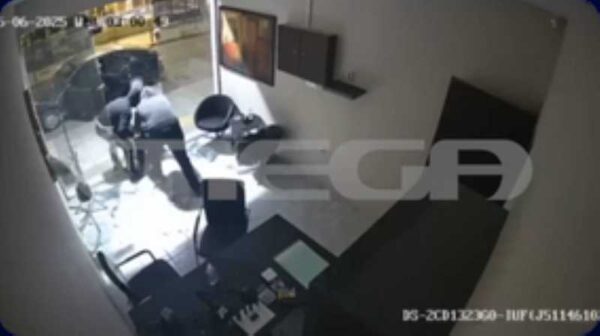 Λάρισα: Κινηματογραφική εισβολή σε ενεχυροδανειστήριο –Πήραν το χρηματοκιβώτιο και εξαφανίστηκαν – Βίντεο