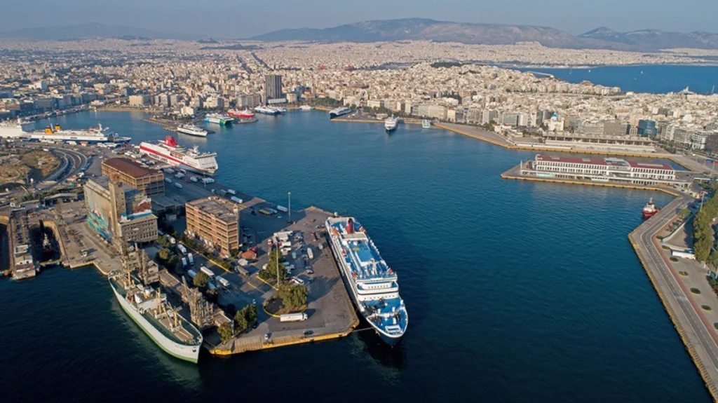 Έφοδος της ΕΛΑΣ στο Γ’ Τελωνείο Πειραιά για εκτελωνιστικές απάτες – Βρέθηκαν 4,5 εκατ. ευρώ μετρητά, παράλληλες έρευνες σε άλλες πέντε χώρες