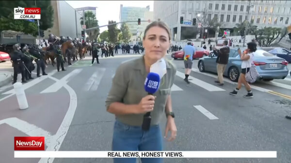 Λος Άντζελες: Aστυνομικός πυροβολεί με πλαστική σφαίρα δημοσιογράφο ενώ μεταδίδει ζωντανά τα επεισόδια – Βίντεο