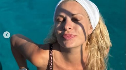 Ελένη Μενεγάκη: Μίνι απόδραση στους Παξούς με τα τιρκουάζ νερά – Φωτογραφίες