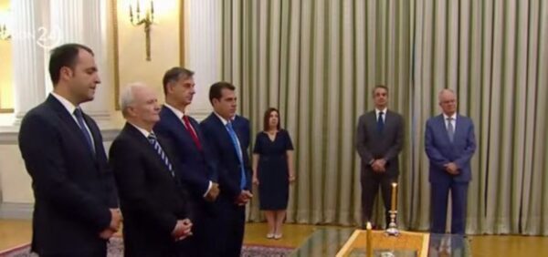 Ορκίστηκαν τα νέα μέλη της κυβέρνησης – Πλεύρης: Κανένας παράνομος μετανάστης δεν θα μπορεί να νομιμοποιηθεί στη χώρα