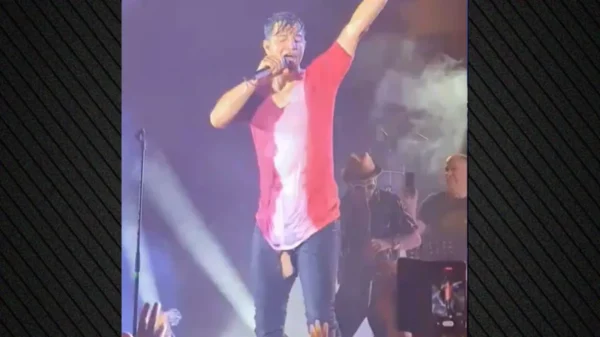 Σάκης Ρουβάς: Σκίστηκε το παντελόνι του πάνω στη σκηνή – Δείτε βίντεο