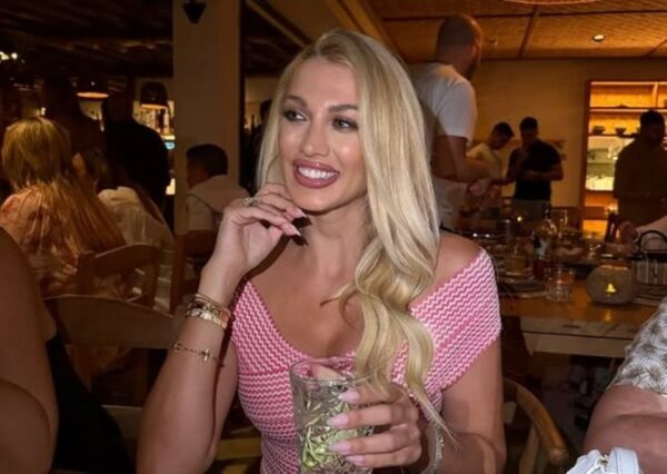 Κωνσταντίνα Σπυροπούλου: Το πρωί στην παραλία με τον μικρότερο γιό της και το βράδυ εντυπωσιακή σε βραδινή έξοδο – Φωτογραφίες