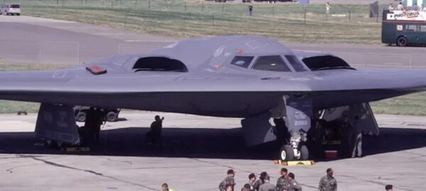 Αμερικανικά βομβαρδιστικά stealth B-2 μετακινούνται στο νησί Γκουάμ – Το Ισραήλ εξαπολύει νέες επιθέσεις στο νότιο Ιράν