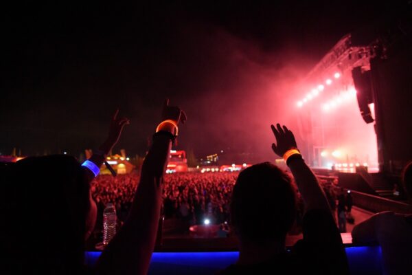 Είσαι όντως fan των London Grammar; – Το opaponline.gr βρέθηκε στην Πλατεία Νερού και έψαξε τους αληθινούς γνώστες του συγκροτήματος