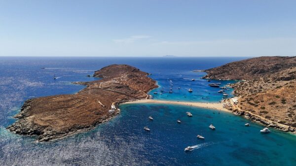 Happy Traveller στην Κύθνο – Κυριακή 27 Ιουλίου στις 16.50, στον ΣΚΑΪ – Δείτε το τρέϊλερ