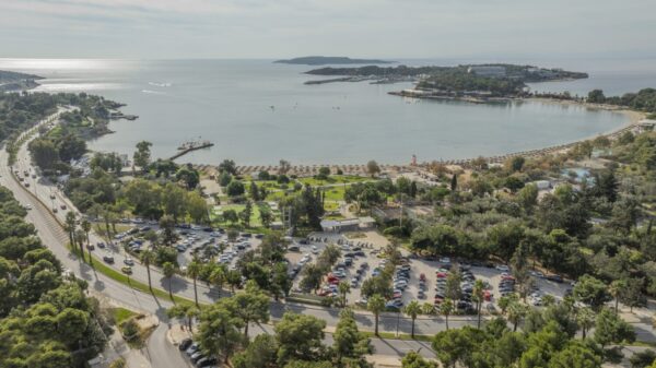 Ακτή Βουλιαγμένης: Μάχη γιγάντων για το ακριβότερο φιλέτο της Αττικής