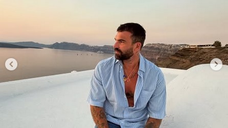 Δημήτρης Αλεξάνδρου: Στη Σαντορίνη με γιο του – Η απίθανη θέα από το ξενοδοχείο τους (βίντεο)