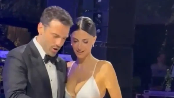 Κωνσταντίνος Αργυρός – Αλεξάνδρα Νίκα: Το λαμπερό πάρτι, η τούρτα και ο γαμπρός που απογείωσε το κέφι με τα τραγούδια του (βίντεο)