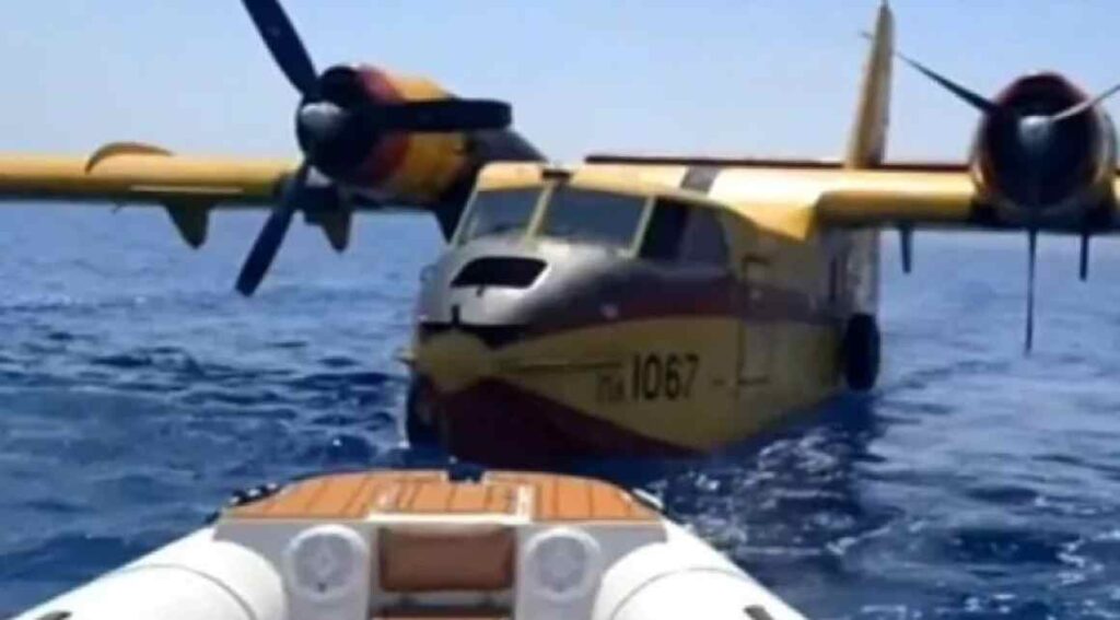 Bίντεο από τη ρυμούλκηση του Canadair που έκανε αναγκαστική προσθαλάσσωση στον Κορινθιακό – Μεταφέρθηκε στο λιμάνι Κιάτου