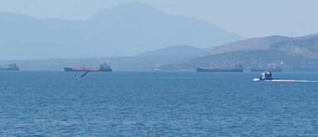 Αναγκαστική προσθαλάσσωση πυροσβεστικού ελικοπτέρου στην Ελευσίνα – Σώοι οι τρεις χειριστές (βίντεο)