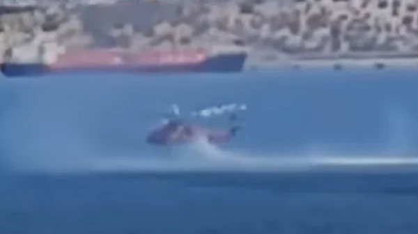 Βίντεο από την αναγκαστική προσθαλάσσωση του πυροσβεστικού ελικοπτέρου στην Ελευσίνα – Εικόνες και από την επιχείρηση ανέλκυσης