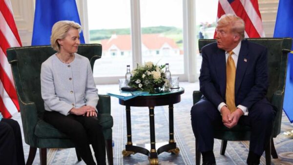 ΕΕ και ΗΠΑ  κατέληξαν σε εμπορική συμφωνία, με δασμούς 15% για τις ευρωπαϊκές εξαγωγές προς την Αμερική