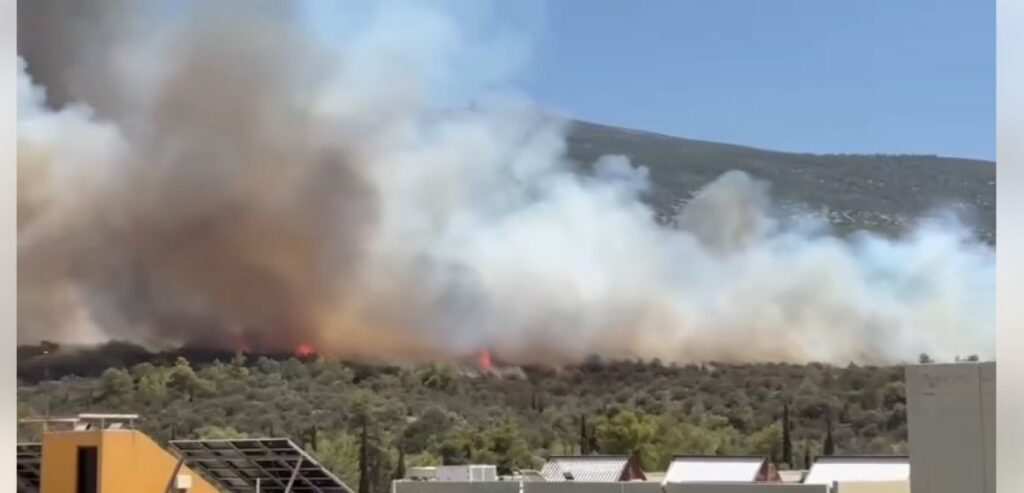 Πολυτεχνειούπολη: Υπό έλεγχο η φωτιά στους πρόποδες του Υμηττού χάρη στην άμεση επέμβαση της Πυροσβεστικής – Βίντεο