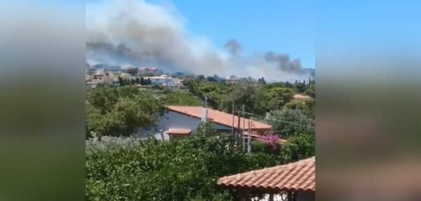 Φωτιά στο Κορωπί: Βελτιωμένη η εικόνα – Οι φλόγες πέρασαν μέσα από κατοικημένες περιοχές, κάηκαν σπίτια, σε επιφυλακή η Πυροσβεστική (βίντεο)