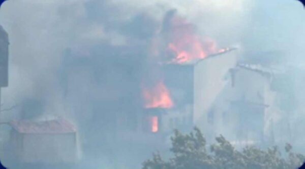 Φωτιά στο Κρυονέρι: Εικόνες καταστροφής  με καμένα σπίτια, αυτοκίνητα  και δραματικούς απεγκλωβισμούς κατοίκων – Βίντεο