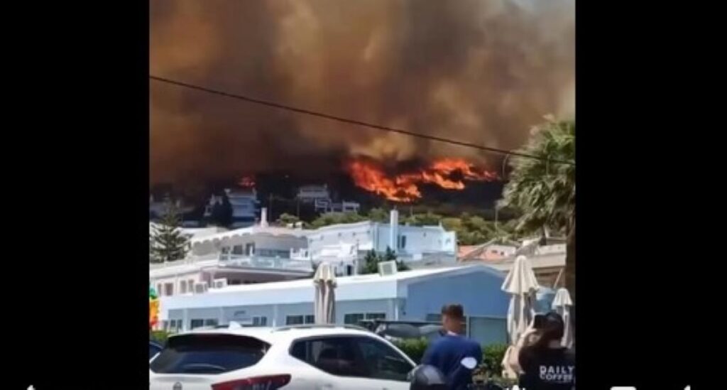 Φωτιά στο Κορωπί – Στις αυλές των σπιτιών οι φλόγες – Εκκενώνονται Άγιος Δημήτριος, Γαλάζια Ακτή και Αλθέα (βίντεο)