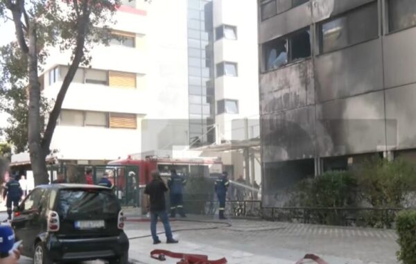 Υπό έλεγχο η φωτιά στο νοσοκομείο Metropolitan στον Χολαργό (βίντεο)