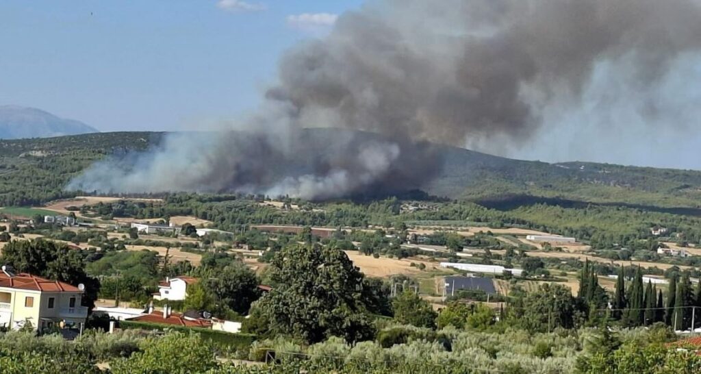 Μεγάλη φωτιά στο Ασπροχώρι Ωρωπού: Μήνυμα από το 112 – Επιχειρούν 19 εναέρια μέσα – Βίντεο