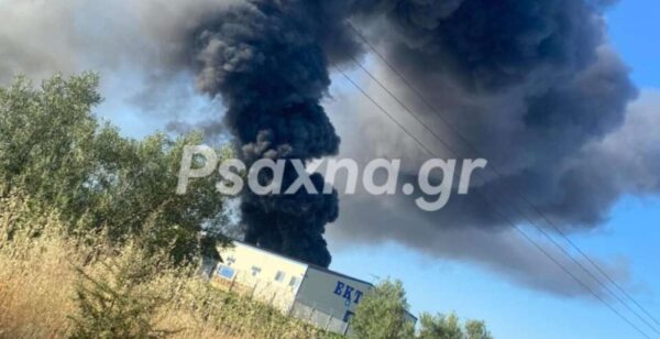 Μεγάλη φωτιά σε εργοστάσιο πλαστικών  στη Ριτσώνα – Μήνυμα του 112 για επικίνδυνους καπνούς (βίντεο)