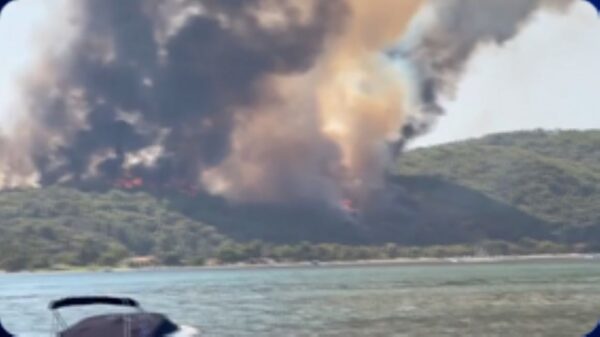 Μεγάλη φωτιά  στη Βουρβουρού στην  Χαλκιδική – Ήχησε το 112 για εκκένωση (βίντεο)