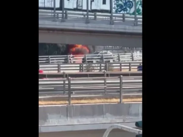 Φωτιά σε αυτοκίνητο στο πάρκινγκ του ΣΕΦ στο Νέο Φάληρο – Δείτε βίντεο