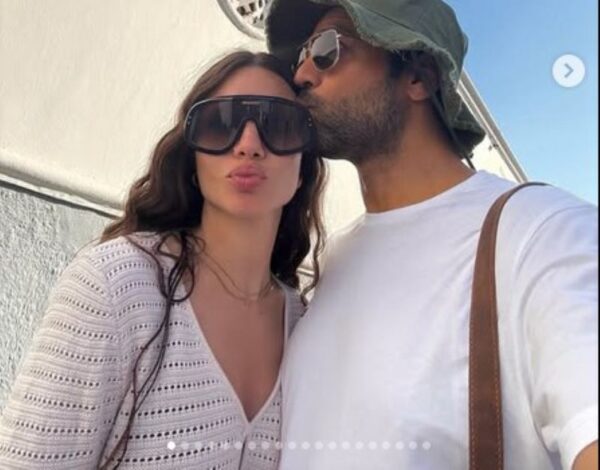 Αντρέας Γεωγργίου: Φωτογραφίζει τη σύζυγό του, Σιμώνη με μαγιό στην παραλία λίγο πριν γεννήσει