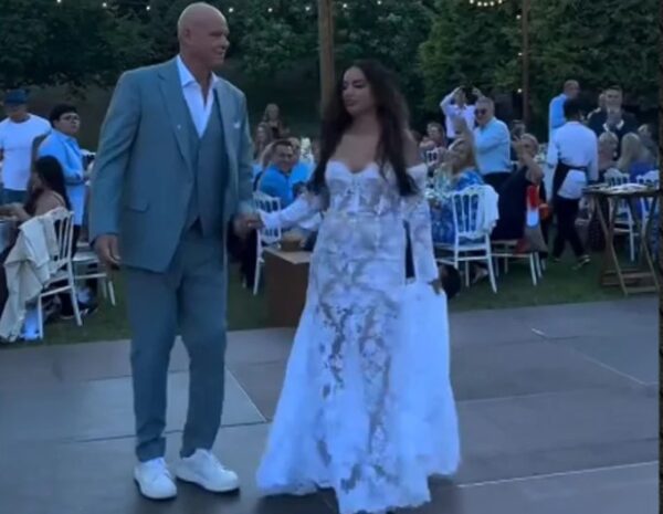 Τζώνη Καλημέρης – Ελπίδα Ιακωβίδου: Η γαμήλια δεξίωση, ο χορός και η γνωστή τραγουδίστρια που απογείωσε το κέφι (βίντεο)