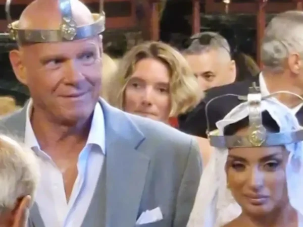 Τζώνη Καλημέρης – Ελπίδα Ιακωβίδου: Αυτός είναι ο λόγος που φόρεσαν κορώνες στο γάμο τους (βίντεο)