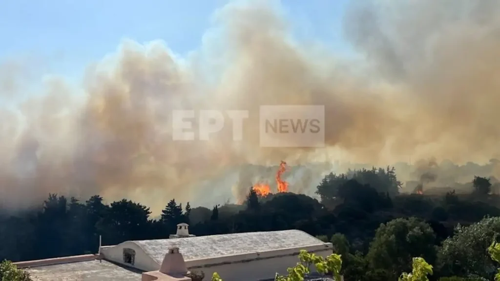 Φωτιά στα Κύθηρα: Καίγεται δάσος στις Πιτσινάδες – Μήνυμα του 112 για εκκένωση οικισμών (βίντεο)